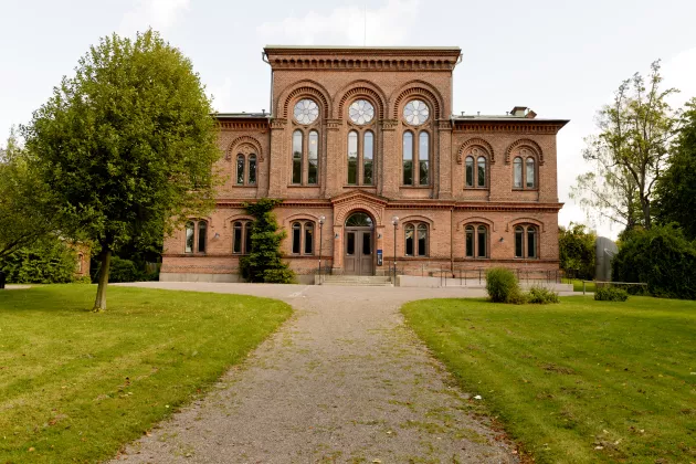 Photograph of the Pufendorf institute. Surrounded by green lawns. 