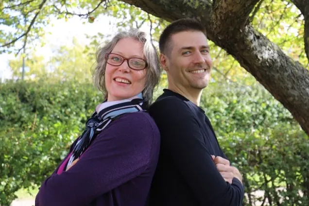 Academic advisors Pernilla Honoré and Igor Plicanic in front of tree. Photo