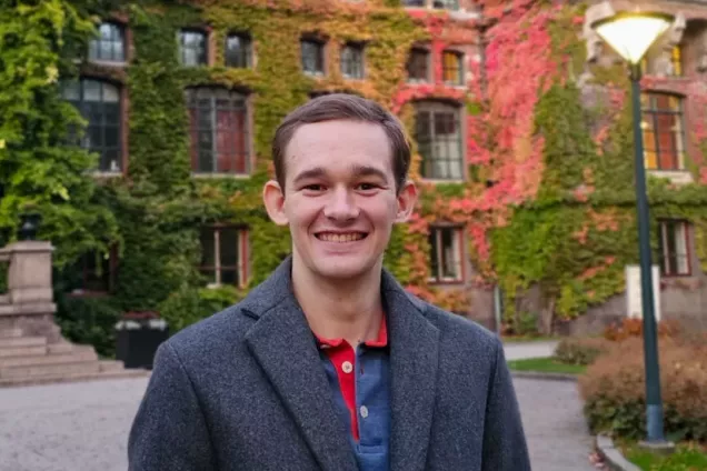 Photograph of Iván in front of the university library. 