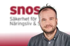 Cut-out of Markus Lahtinen in front of a blurry SNOS-logo. 